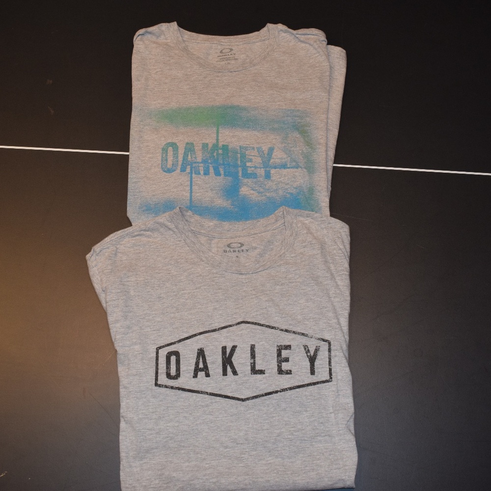 Bundle of 2 Large Oakley T-Shirts